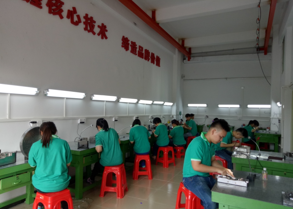 广东深圳毅顺省模抛光厂提供汽车车灯模具抛光,光洁度达(spi国际标准